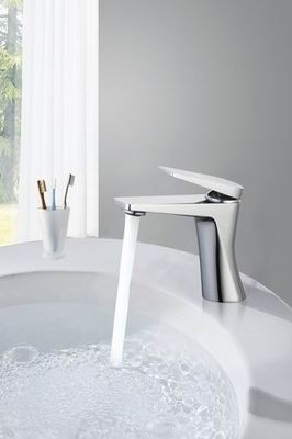 Cubierta de fundición, bañera montada, grifo de baño, batería de mano única, mezclador de agua caliente y fría.