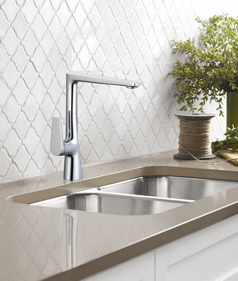 Fabricación de griferías de lavabo de cocina OEM frías y calientes de latón cromo de palanca única
