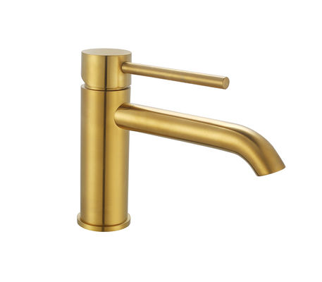 El grifo de agua fría y caliente del baño